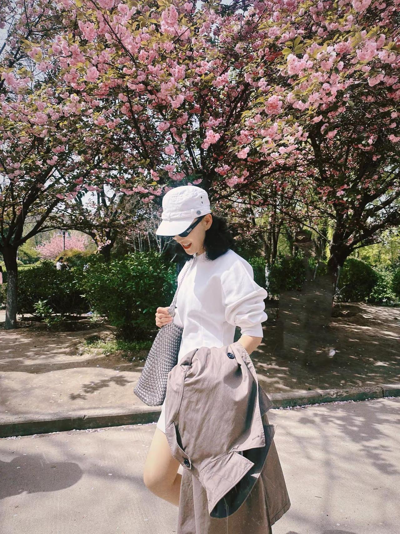“自己的生活，无需复杂，简单就好；自己的人生，无需繁华，开心就好”ootd樱花季