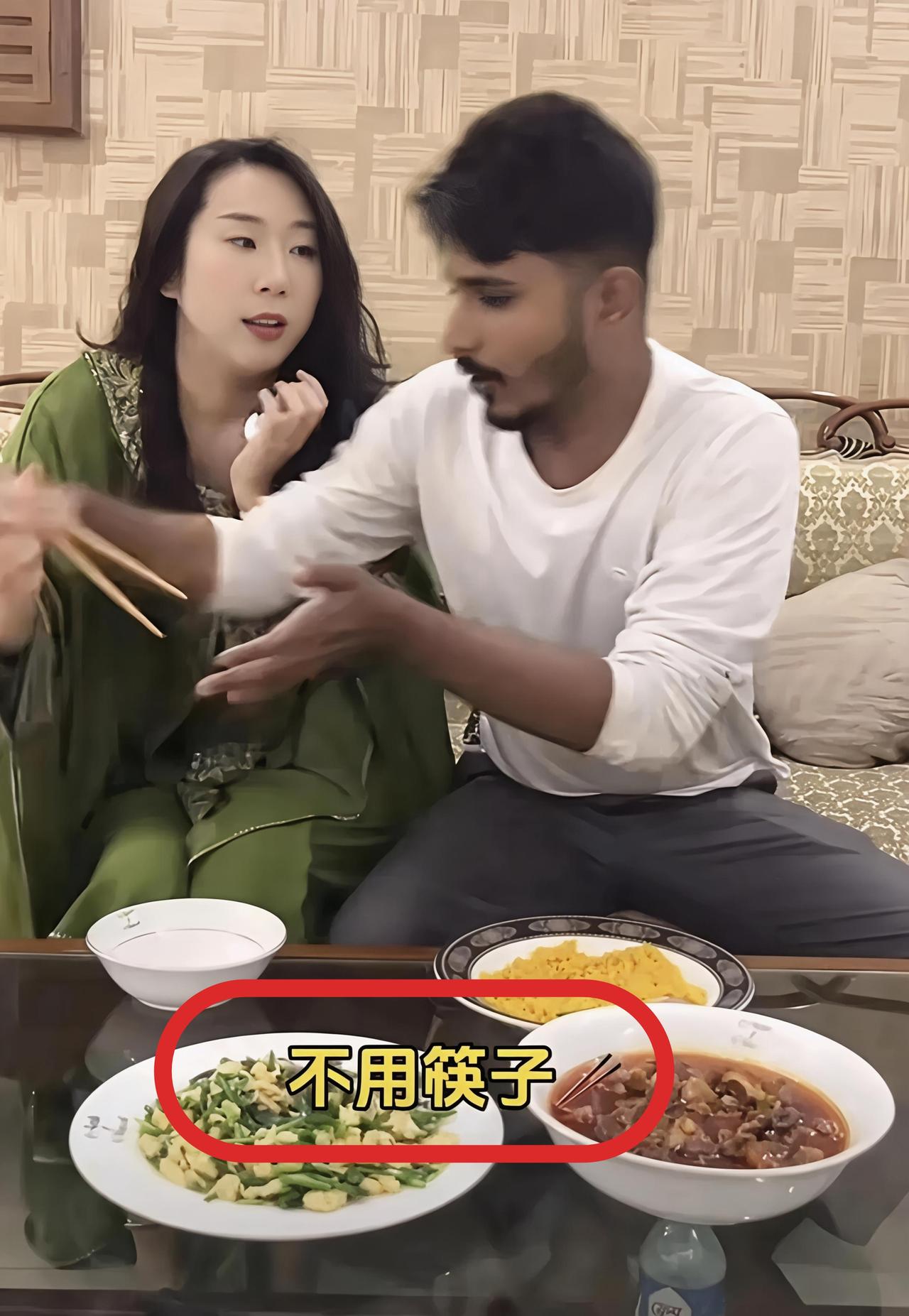 这印度老公真霸道[6]！刷到一个视频，一个女子远嫁到印度。女子正要拿筷子吃饭，却