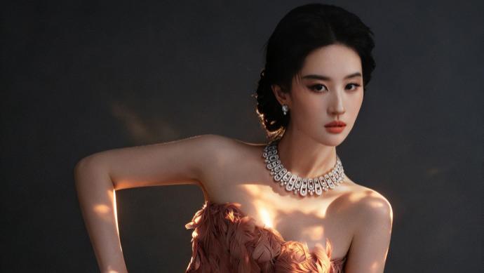 刘亦菲压轴 VOGUE 红毯: 连续三年锁死终场, 带病撑完全场的从容装不出来