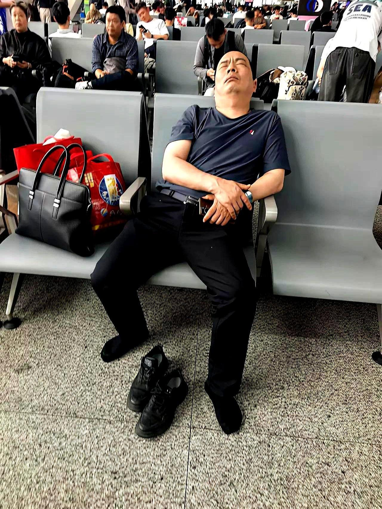 看完这个故事，心口有点发涩：74年生人，92年第一回碰壁，咬牙两年才翻过去。那