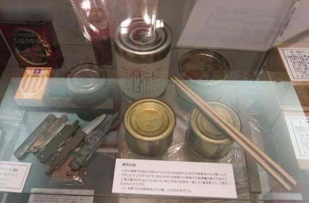 在抗战时期，侵华日军的牛肉罐头从外观上区分实际上分成两种，一种是没有任何标签的罐