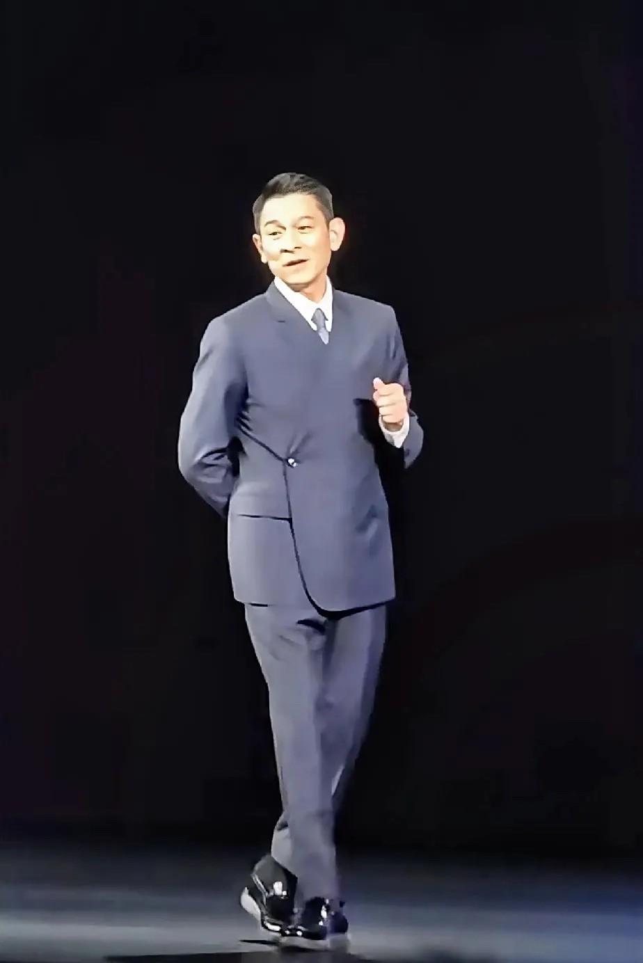 纽扣错位的西装也就是刘德华穿才好看。记得上次苏有朋穿扣子错位的西服，好像被网友吐