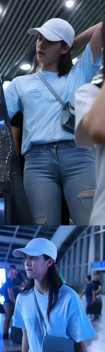 机场电梯偶遇欧阳娜娜紧身牛仔裤好肥美啊​​​