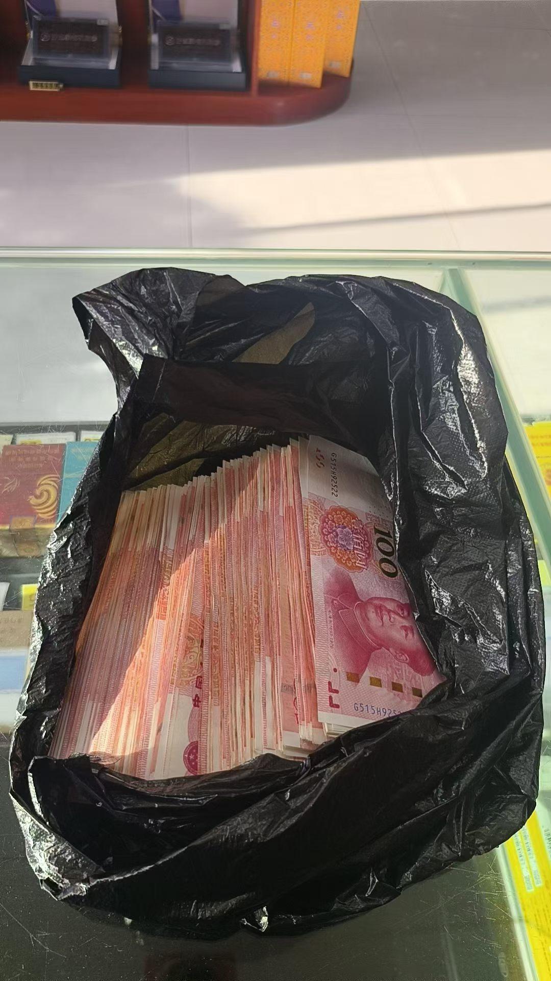 这些现金大约有多少钱？猜猜看？现在取这么多现金已经很少见了。但是，用现金，仪式感