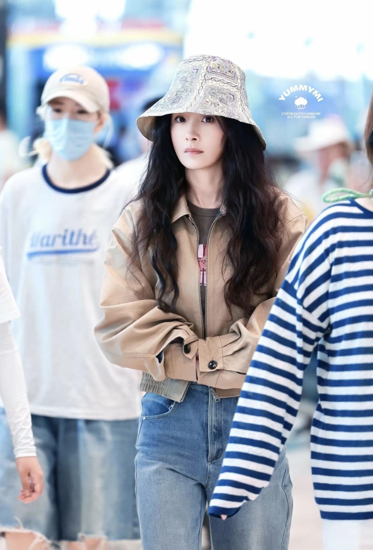 幂姐这一身也太会穿了！杨幂机场造型鲨疯了，卡其色夹克+牛仔裤，又美又飒，走路都带