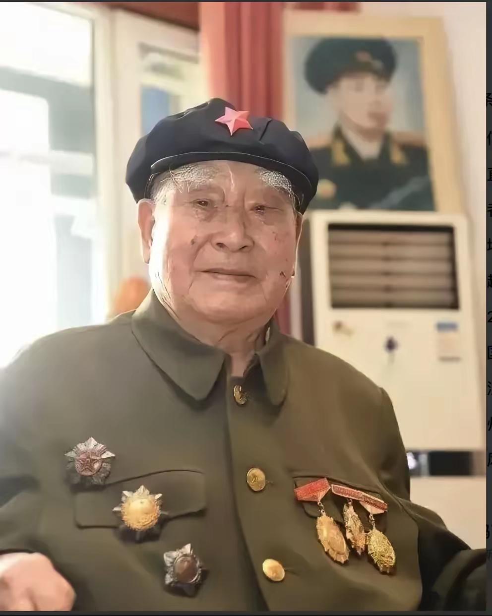 1943年，八路军政委秦光腰部中弹装死，两个汉奸走来补刀，他低声说了一句话，其中