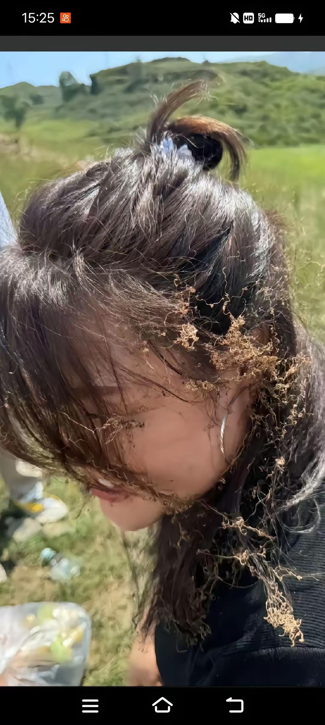 哭笑不得，去给父亲烧纸，突然风把带火的纸刮了起来，飘到女儿头上，把女儿的头发都烧