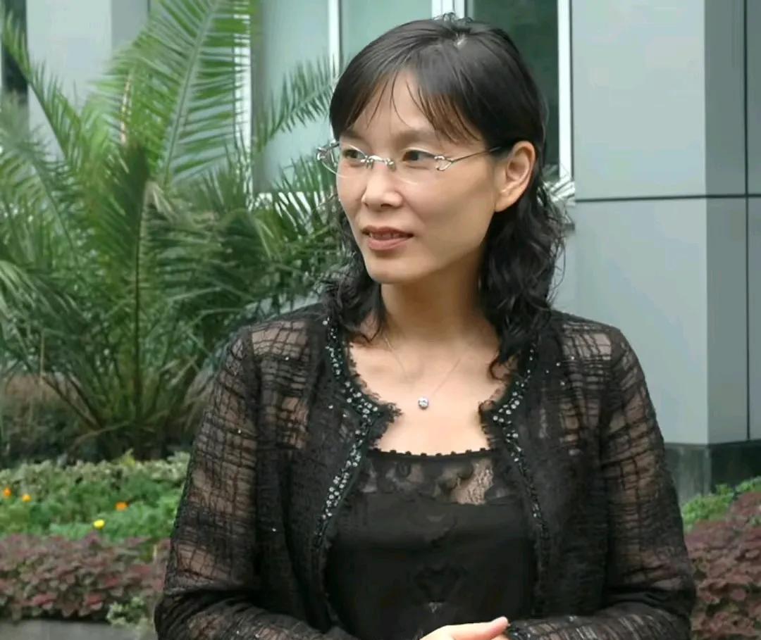 年轻时的杜建英看上去很知性，还是很有气质的。她年轻的时候中指戴着一枚戒指，中指