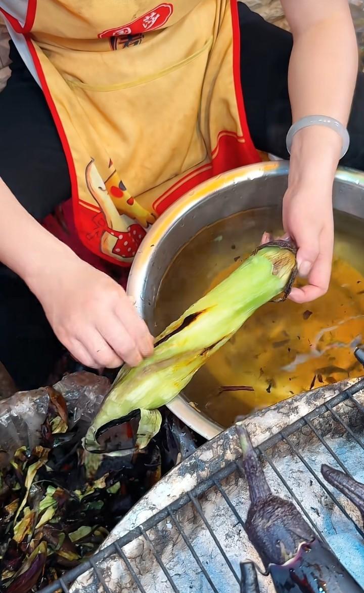 茄子居然还能这么吃？下班路过菜市场，我看到一个大姐在那儿烤茄子，就是那种生茄子