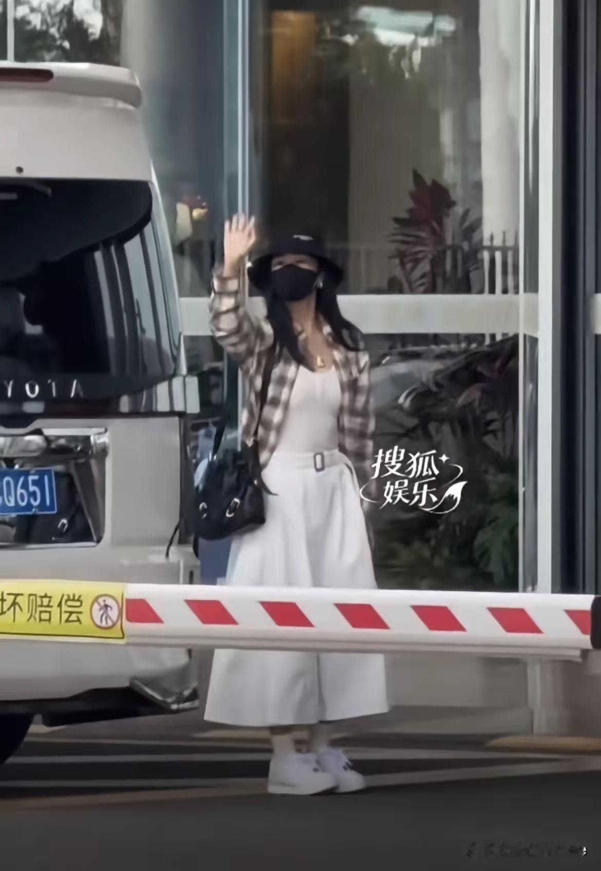 9月27日，杨紫机场出发金鹰颁奖礼！恭喜杨紫提名金鹰最佳女主角，很可惜金鹰女神取