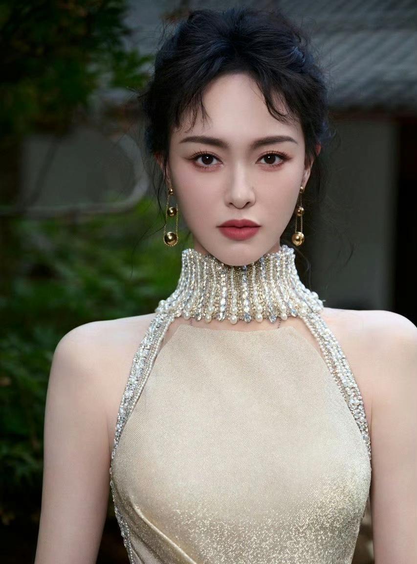 唐嫣这组张家界大片，让人直接浮想联翩，不仅是叹服于唐嫣的美貌，是唐嫣一出现，