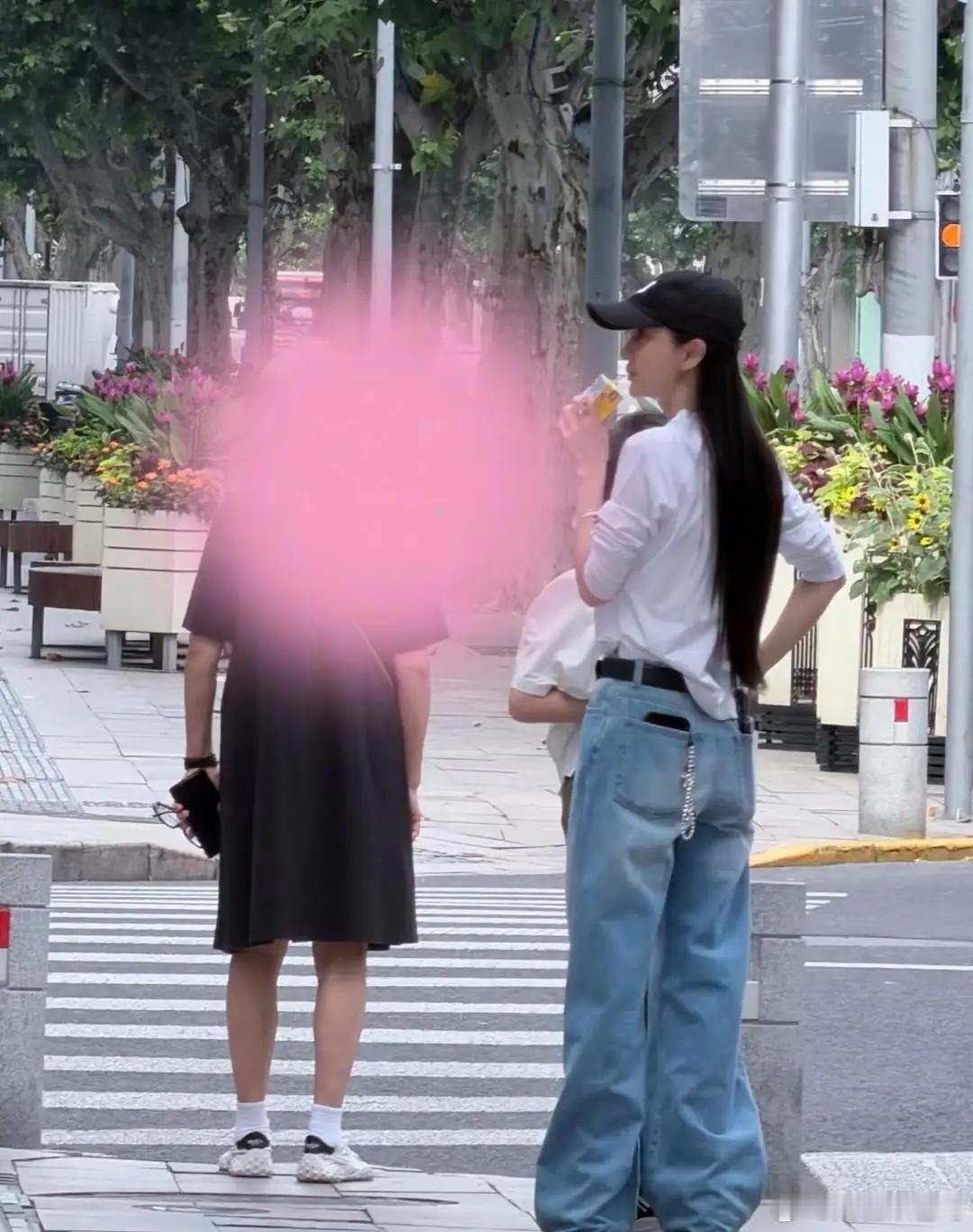 Angelababy杨颖和儿子现身上海街头，她打扮好清爽又时尚，戴着渔夫帽，身材