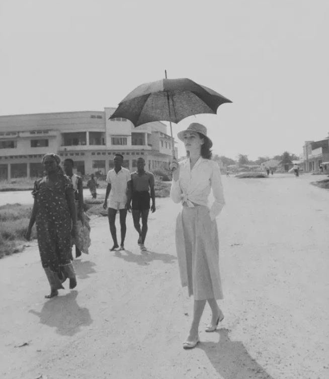 1959年，当时30岁的赫本来到非洲的刚果，拍下了这张有点怪异的照片。照片中的