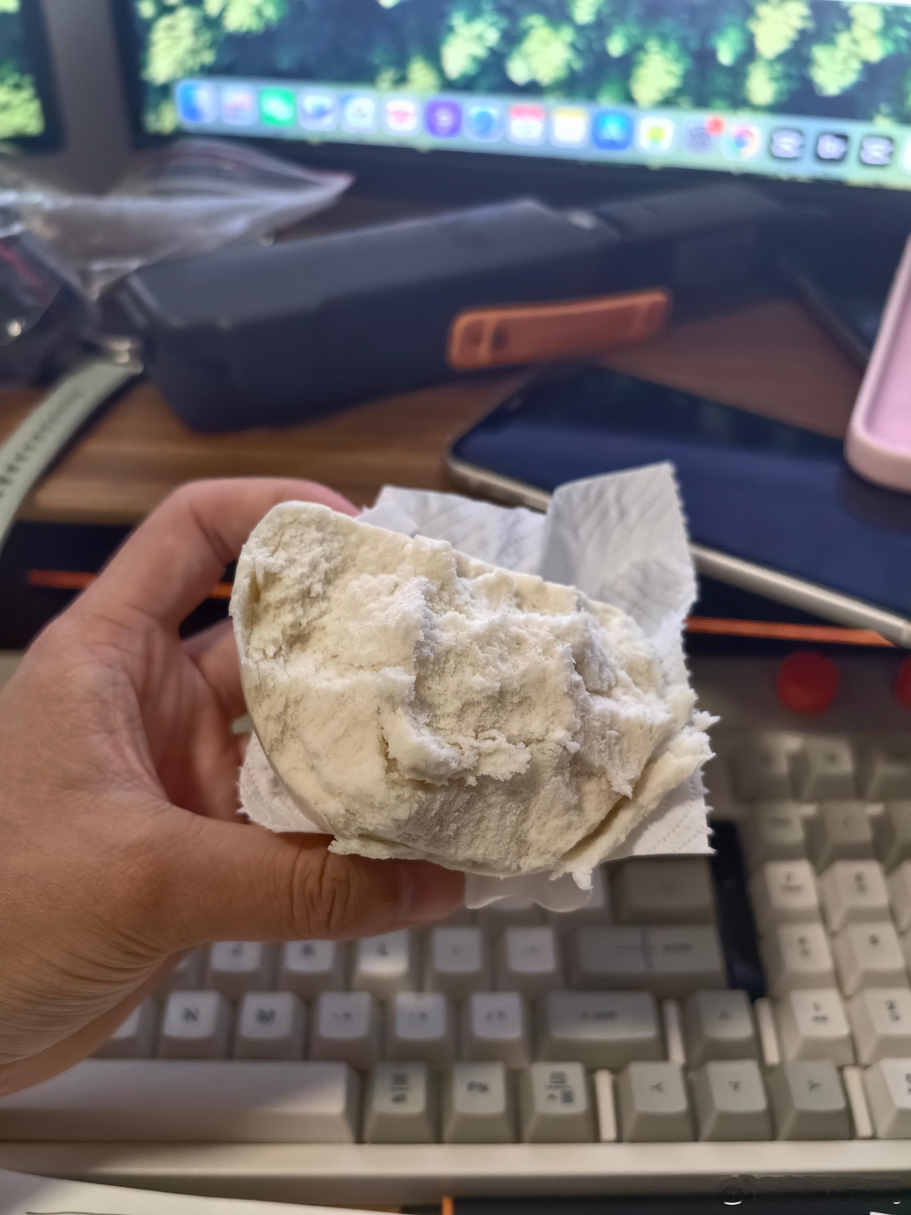 昨天我老婆下午四点买了一堆白馒头说我们今晚就吃这个减肥了结果到晚上9点说饿得不行