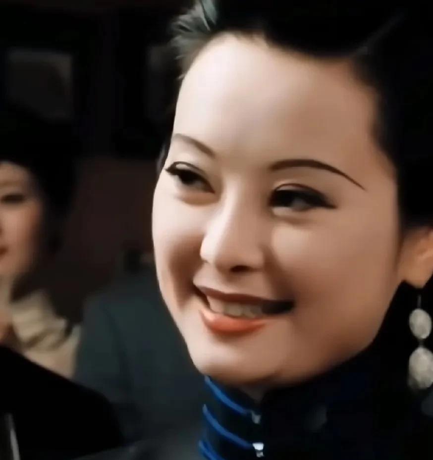 袁立的相貌着实富贵大气，圆润的脸型天然带着一种贵气，演起贵妇和阔太太来极为合适。