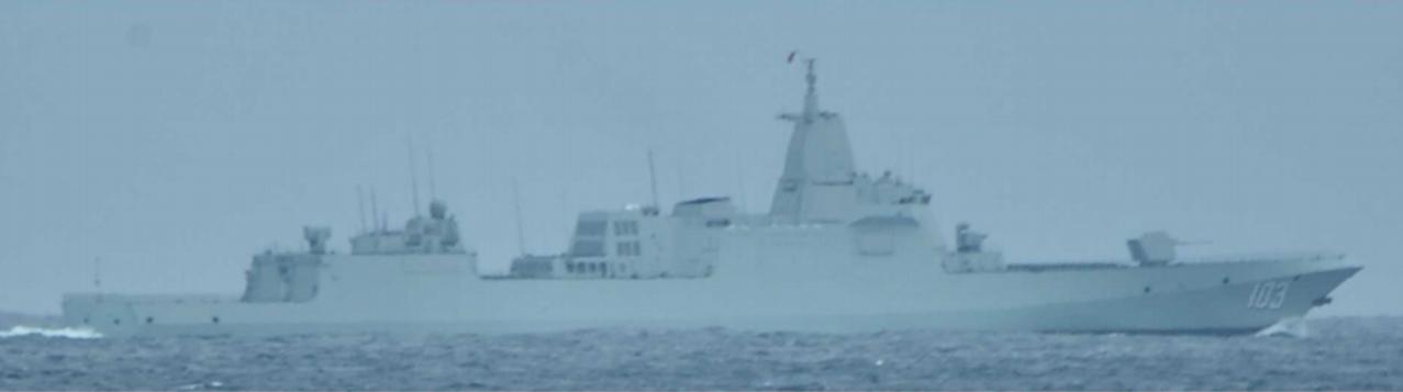 中日局势紧张之际，中国海军055万吨大驱编队出击东海，奔向日本。当地时间2025