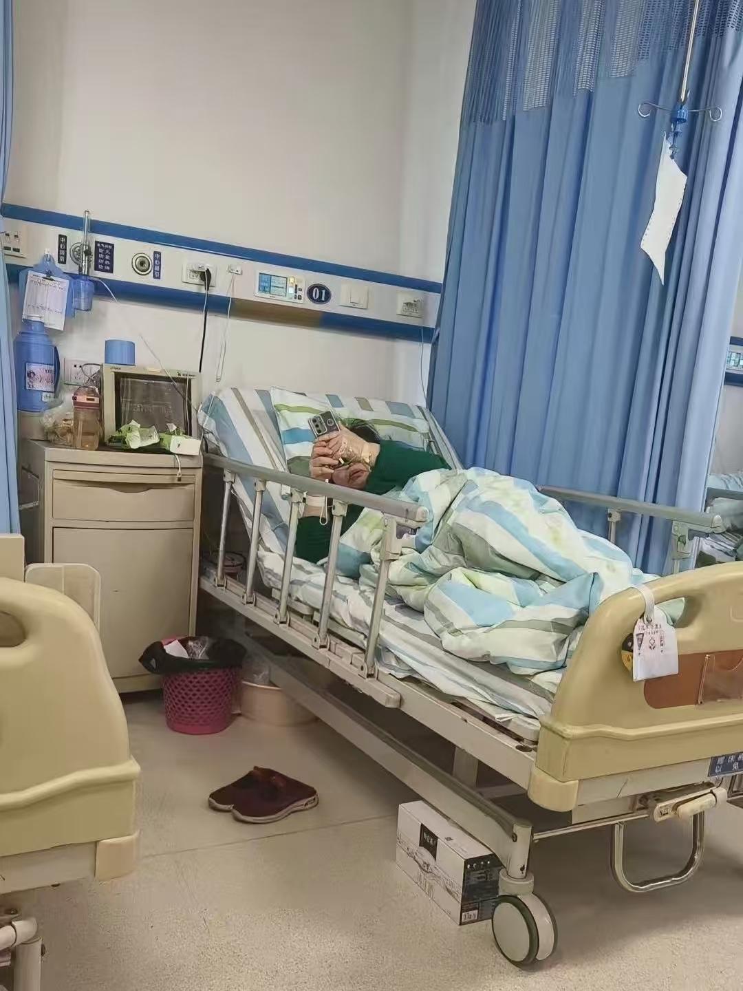 某医院病房内，一位00后女生正在住院修养，而同病房的70岁大妈却一直把手机视频外