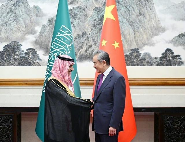 谈妥了，沙特给了中国回应。6月30日，中国外长王毅在北京同沙特外交大臣费萨尔展