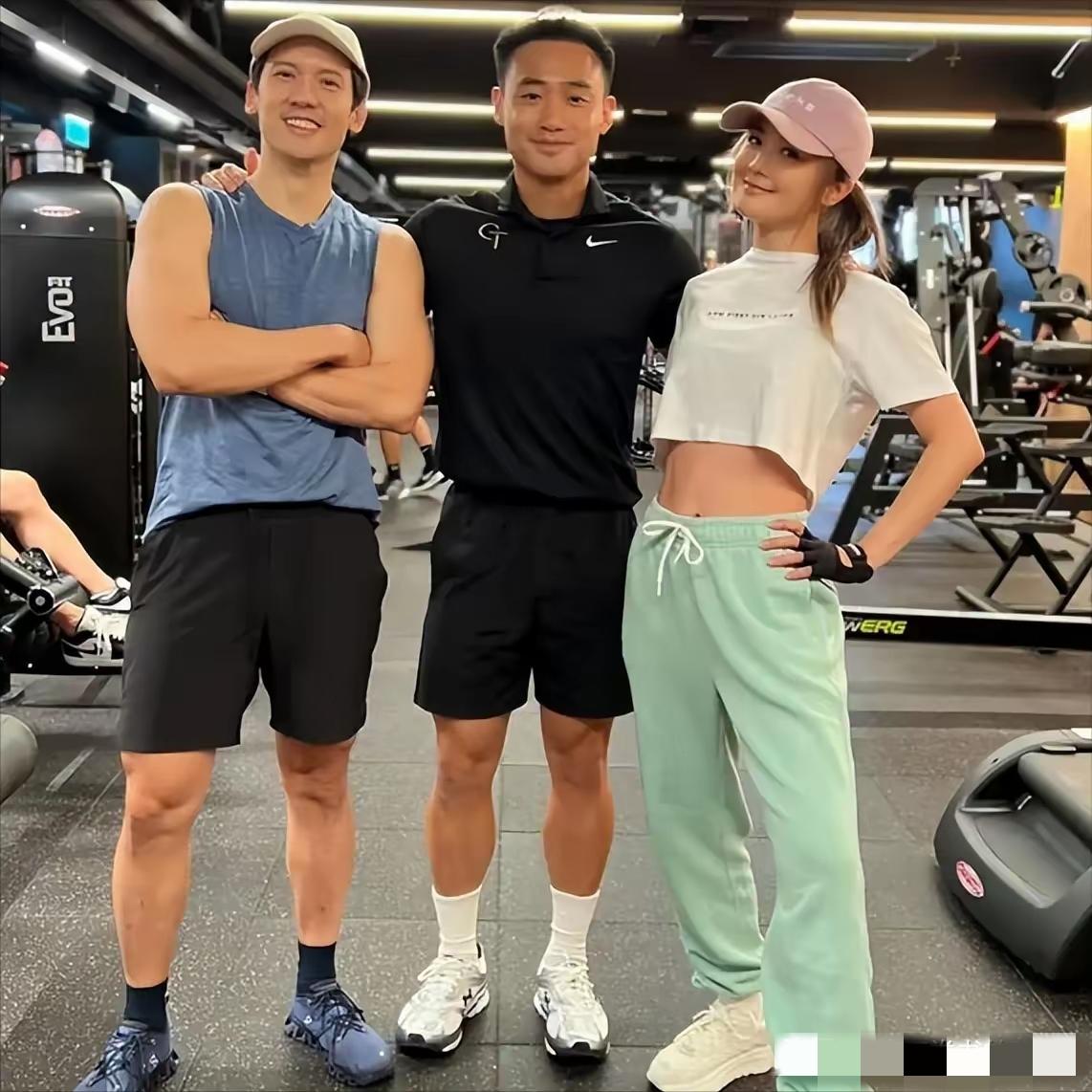 港媒爆阿sa与33岁健身教练热恋。这位小她9岁的肌肉男还是她姊妹关智斌的私教，所