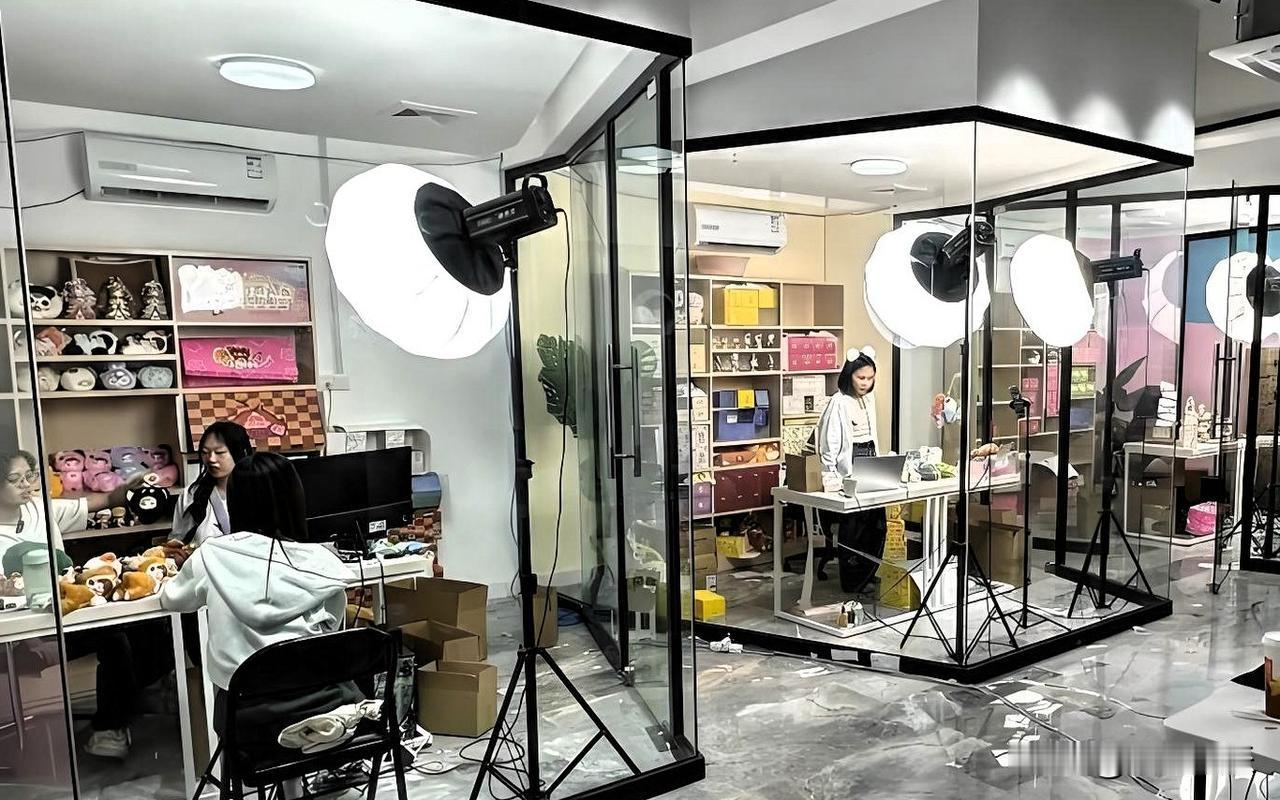 普通人做直播一天挣几十万？这概率跟中彩票差不多。在直播圈，头部主播一场带货直播