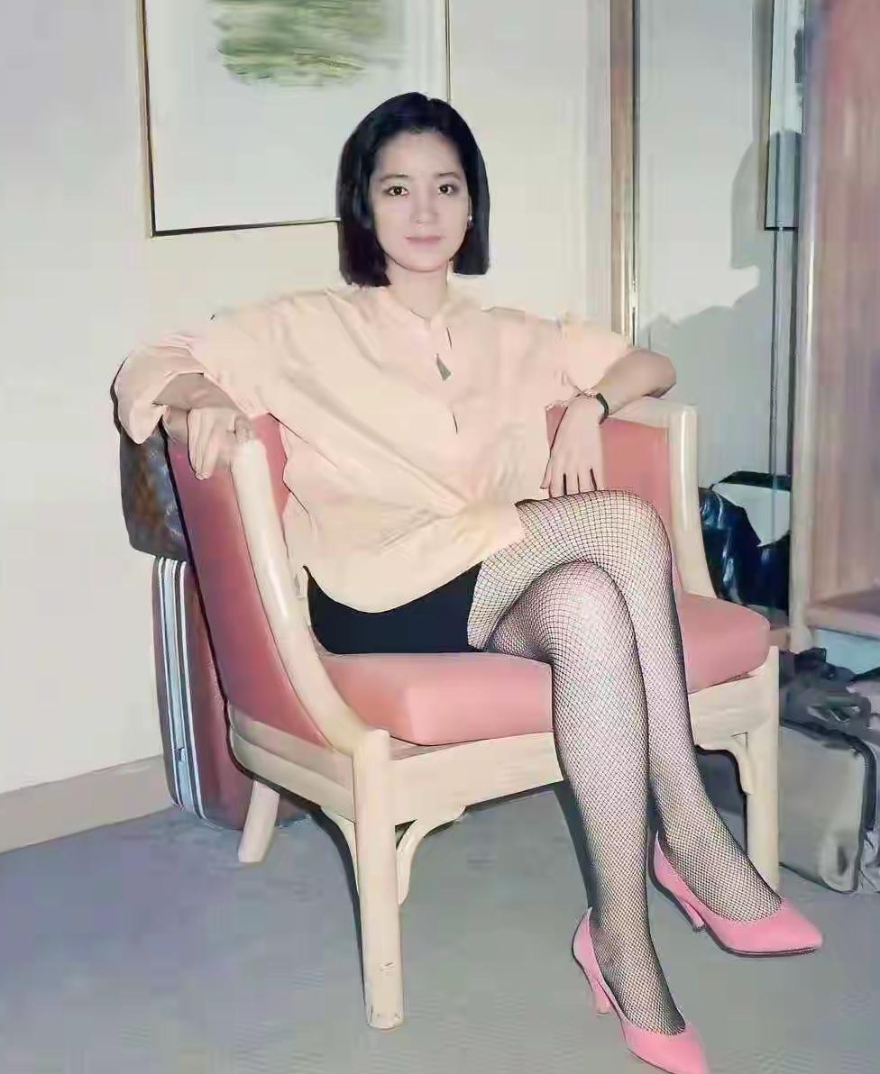 一晃多年，这位风靡八十年代的歌后早已离世！老照片里的她风华绝代，歌声承载几代人