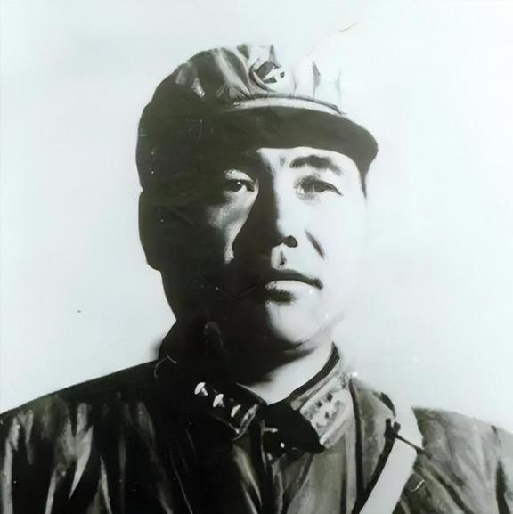 1967年深夜，军事教官郭兴福含泪掐死两子一女，随后妻子自杀，郭兴福被判处死刑。