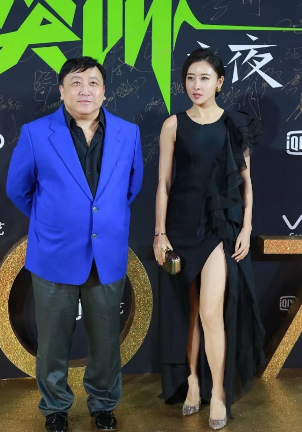 左边这个是导演王晶，右边还记得吗？她就是那位演技惊艳的女演员！可惜一直未被人关注