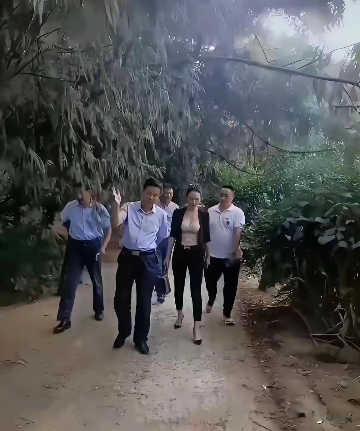 领导来视察了，人群熙攘，我一时也分不清谁才是领导。不过“谁大谁是领导”这句话一直