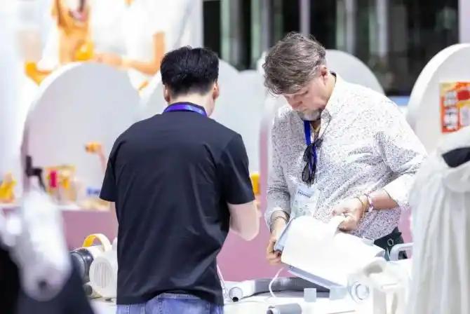 当各大商场还在为客流量发愁时，上海亚宠展却涌进40万人，硬生生把32万平米的展馆