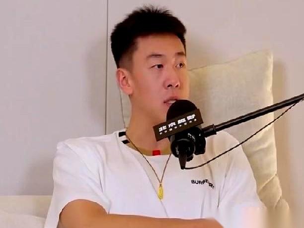 把一个天才球员拉下神坛，根本用不着伤病，一部手机就够了。广东那个新星王洪泽，前