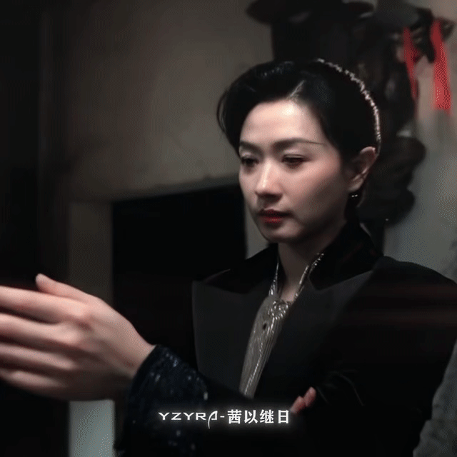 让万茜穿长衫的天才是万茜本人《朱雀堂》剧组直播爆料，万茜长衫造型是她和妆造老师