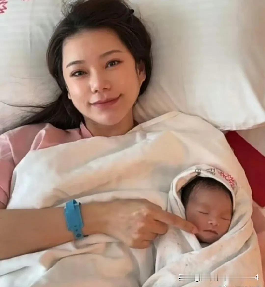 马筱梅生儿子了，张兰在直播间，激动地称新生儿为“天赐灵童”！新生儿出生自然是好事