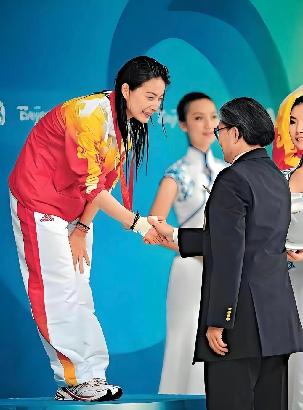 据说那时郭晶晶和霍启刚还在谈恋爱，霍老爷子特意和其他嘉宾换的。