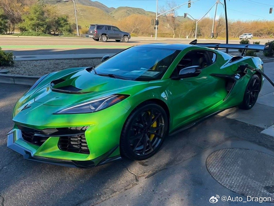 最近体验了两台涡轮迟滞终结者跑车：分别是992.2911GTS和克尔维特C8