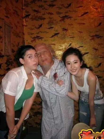 天呐，中间这个人竟然是成龙，差点没认出来