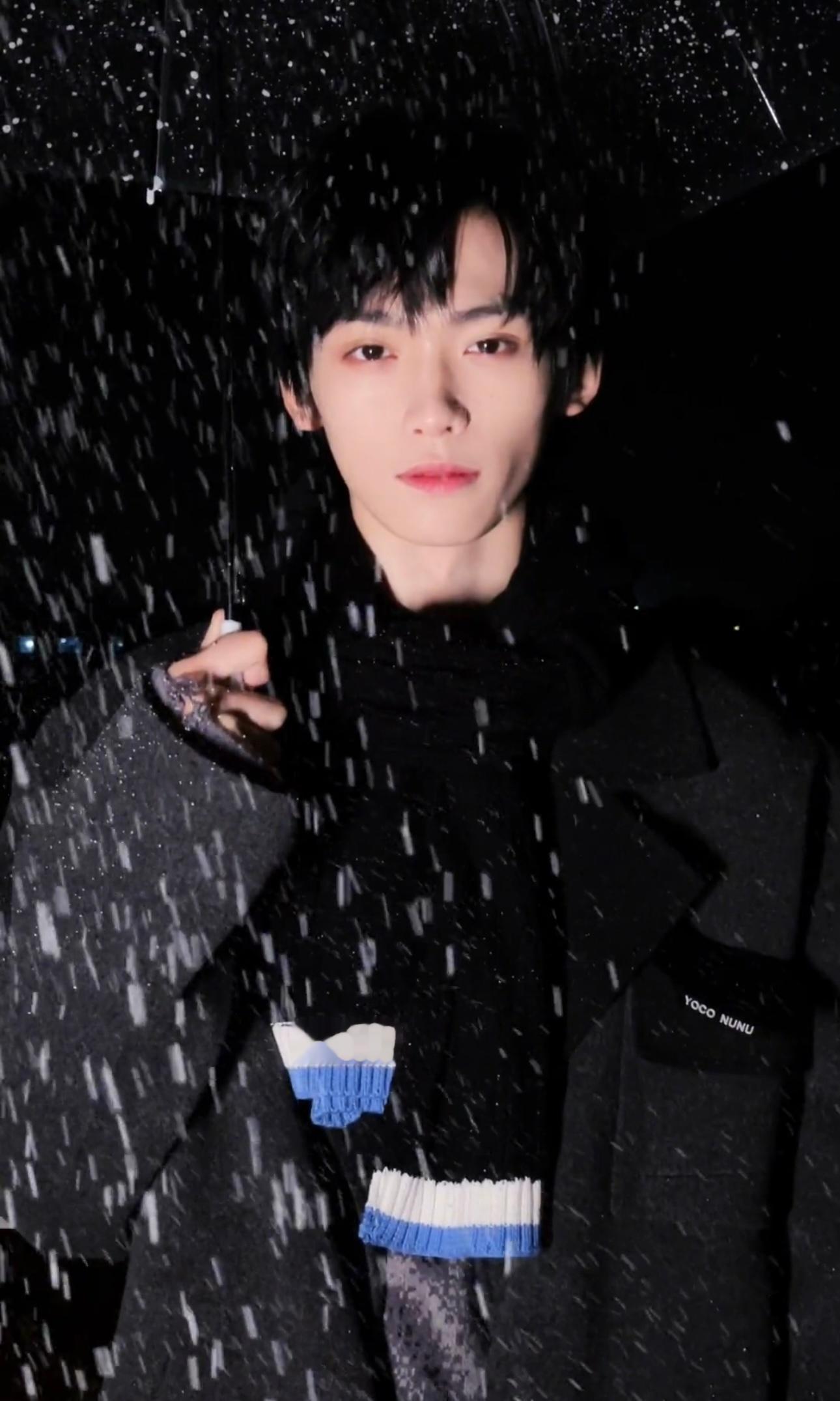 梓渝的2022年和2025年，同样是下雪，同样是梓渝。