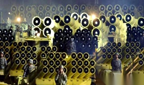 最近那个视频，简直了。一辆朝鲜来的240毫米大炮车，被个小无人机一发入魂。十几