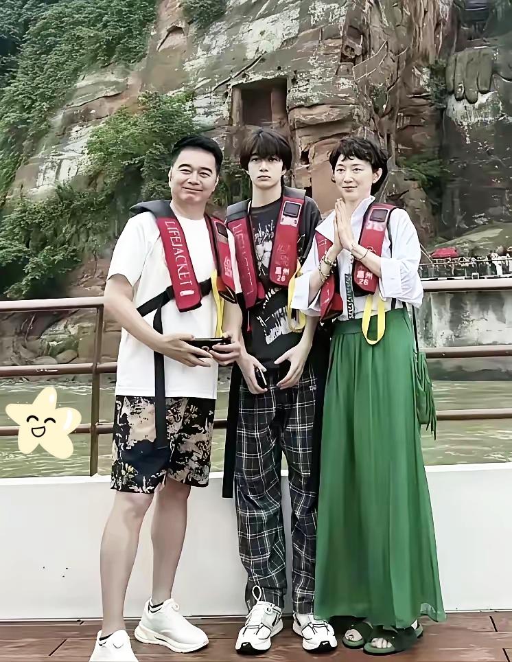 许亚军对两个儿子的差别，藏在“明面上和睦”的背后！小儿子送去美国留学，亲爹