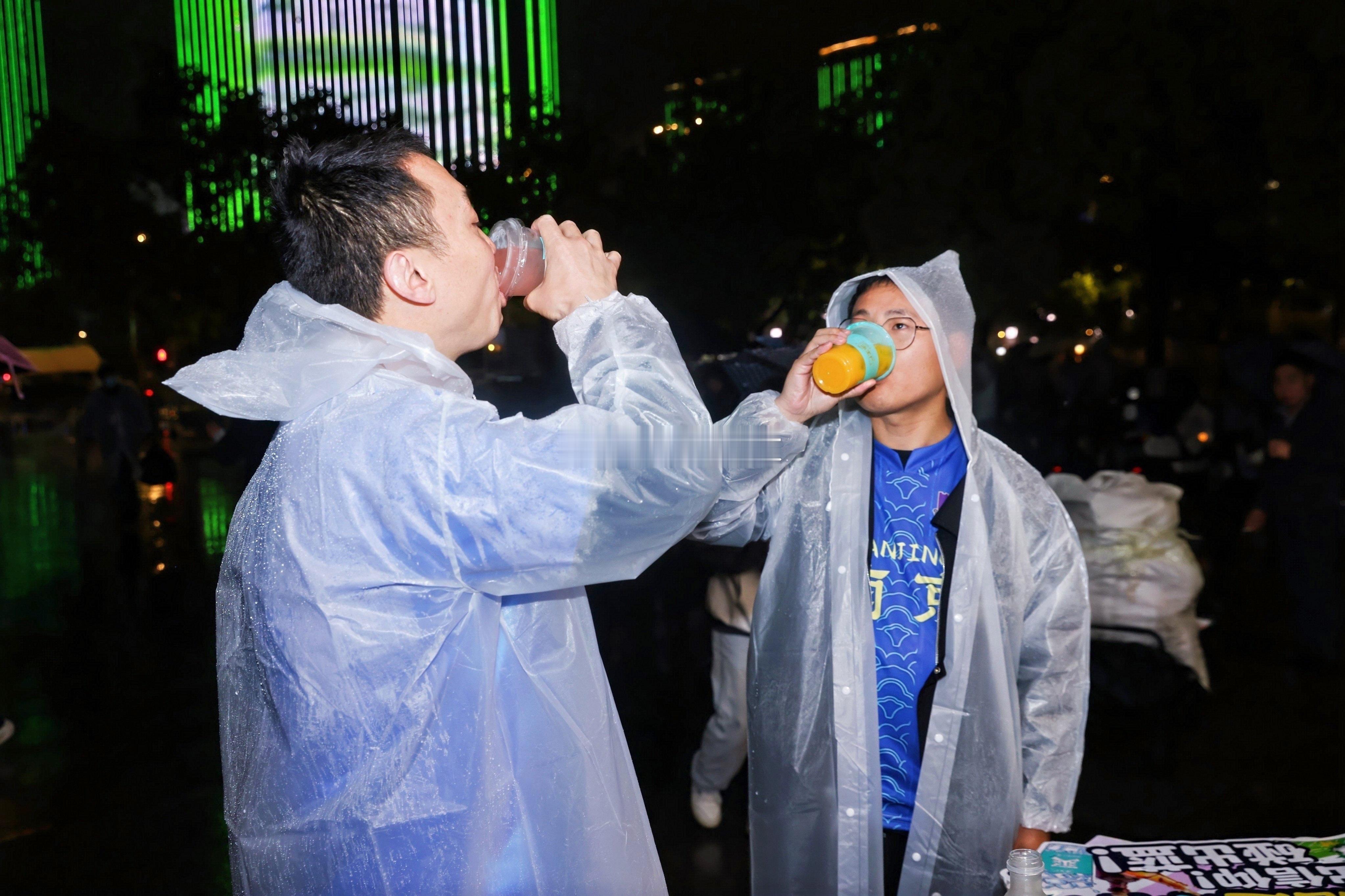 5月2号晚上，苏超南京队在奥体赢了球。散场后，不少球迷没急着走，拐进旁边的金鹰便
