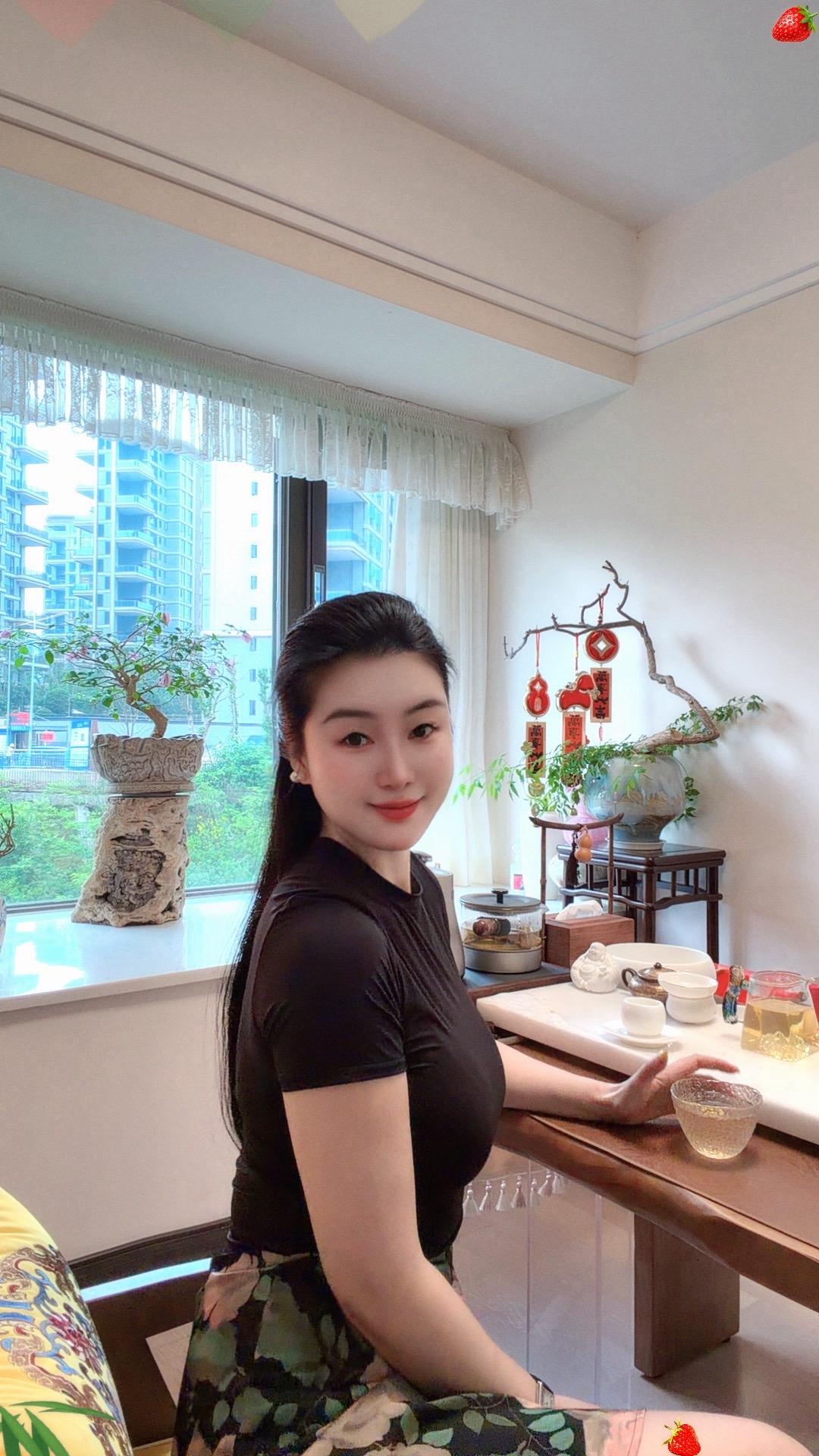 起初我喜欢有智慧的人，之后我喜欢心怀慈悲的人，如今我喜欢情深意重的人...