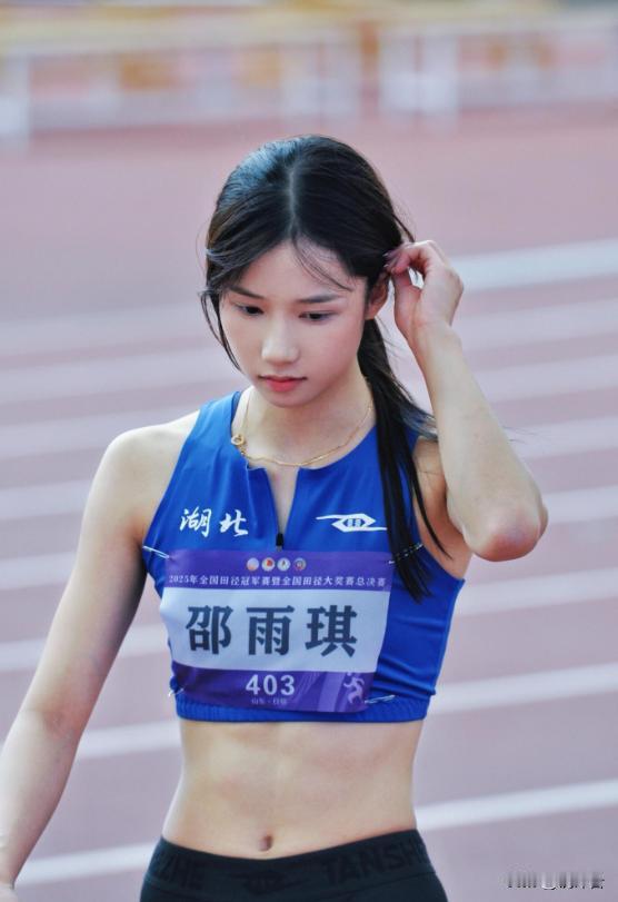 ✨清华美女研一新生，竟是全运会冠军！全运会领奖台特写火了！穿击剑服的姑娘摘金时