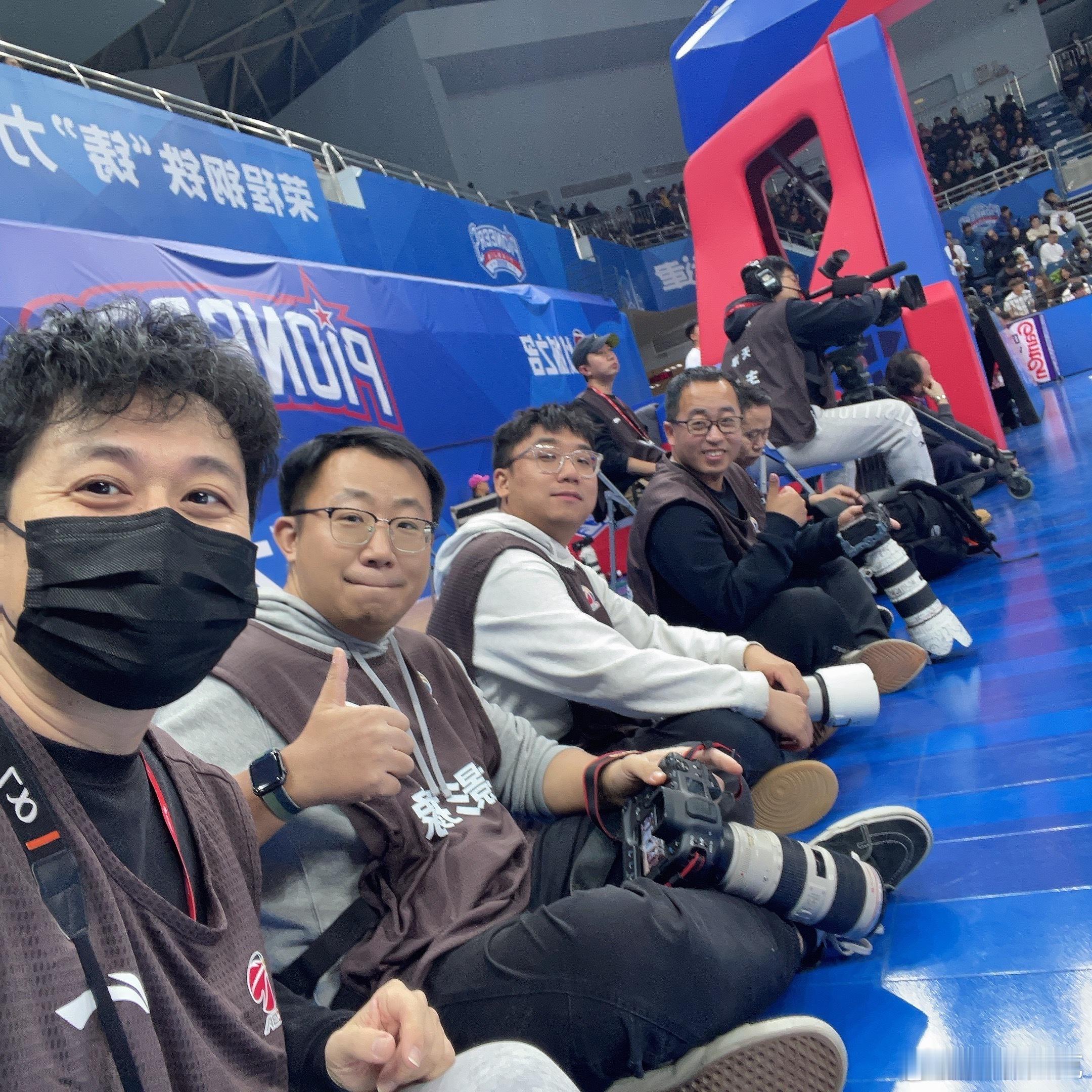 还有我们南看台的“在吗”小孩