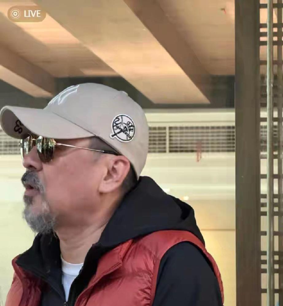 重庆街头偶遇陈建斌一家！55岁白须显老，蒋勤勤状态太绝网友重庆解放碑