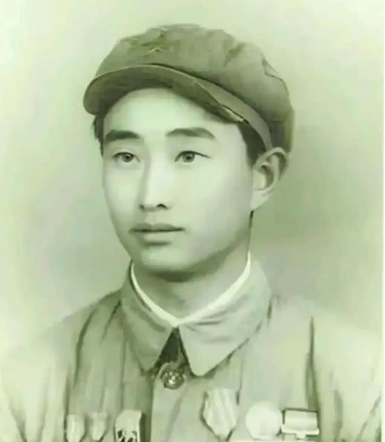 1943年，日军发动空袭时，18岁的战士宋岭春仰躺在草丛中隐蔽，看到敌机飞行员探