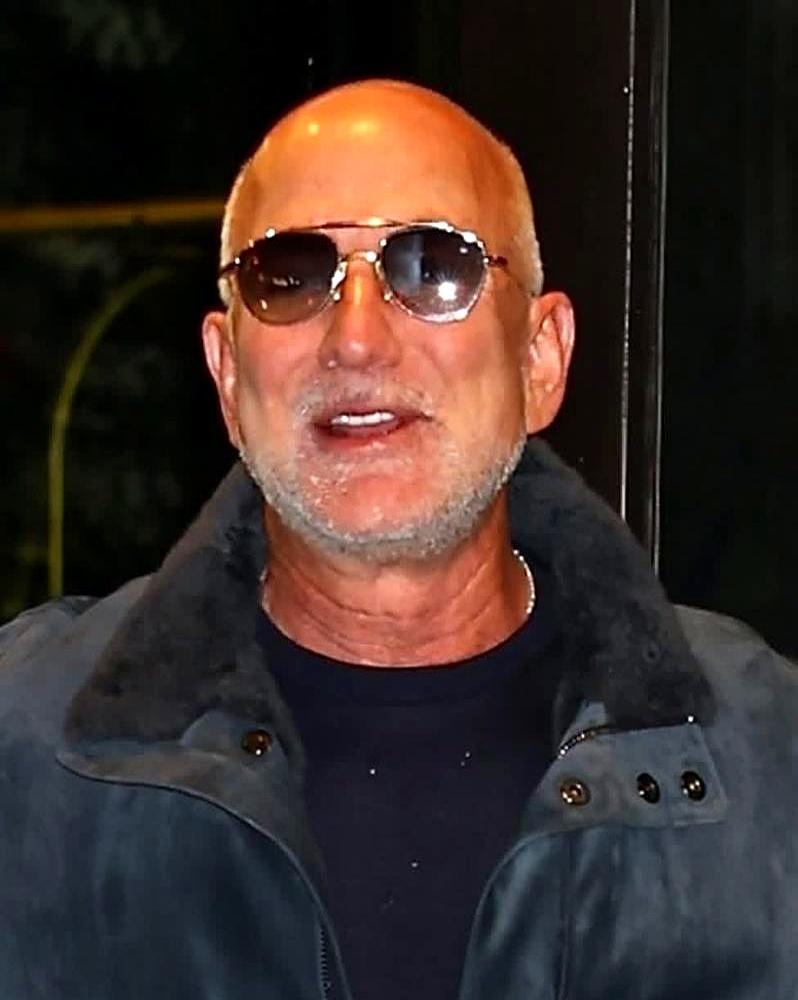 身价两千亿美元的首富，顶着一嘴野草般发白的乱胡茬，像个刚睡醒的流浪汉一样撞开纽约