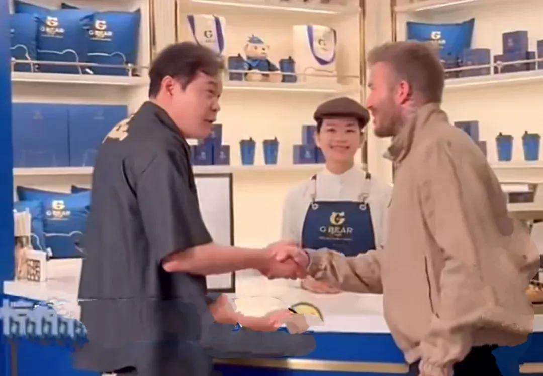 国足前足球明星范志毅在澳门酒店店偶遇世界球星万人迷贝克汉姆，真的是难得一见的画面