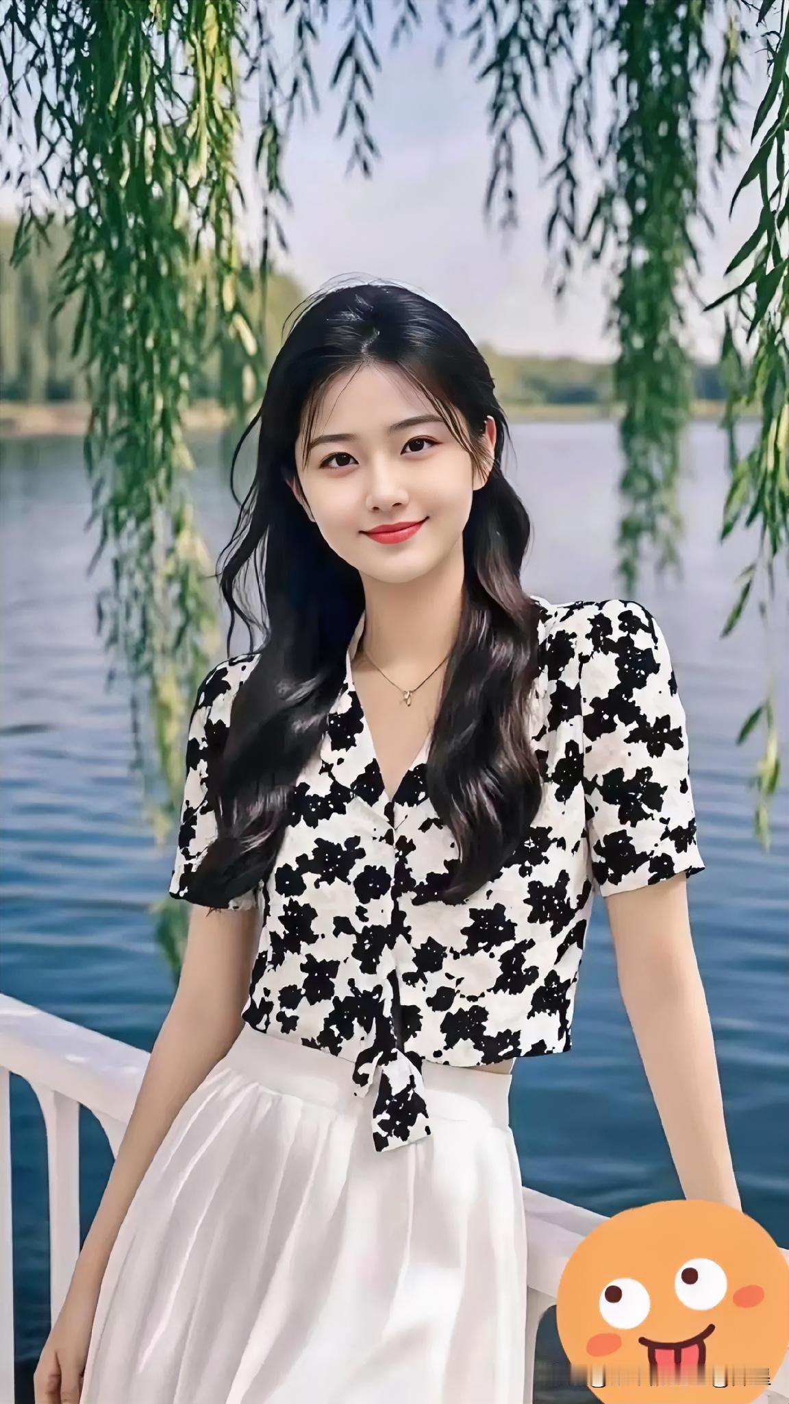 一个女孩在湖边微笑拍照，真是景不醉人人自醉湖边照