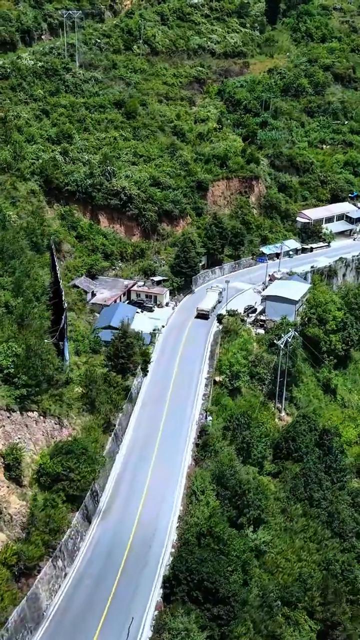 二郎山，川藏天险第一关。滴水岩大桥，二郎山观景台。