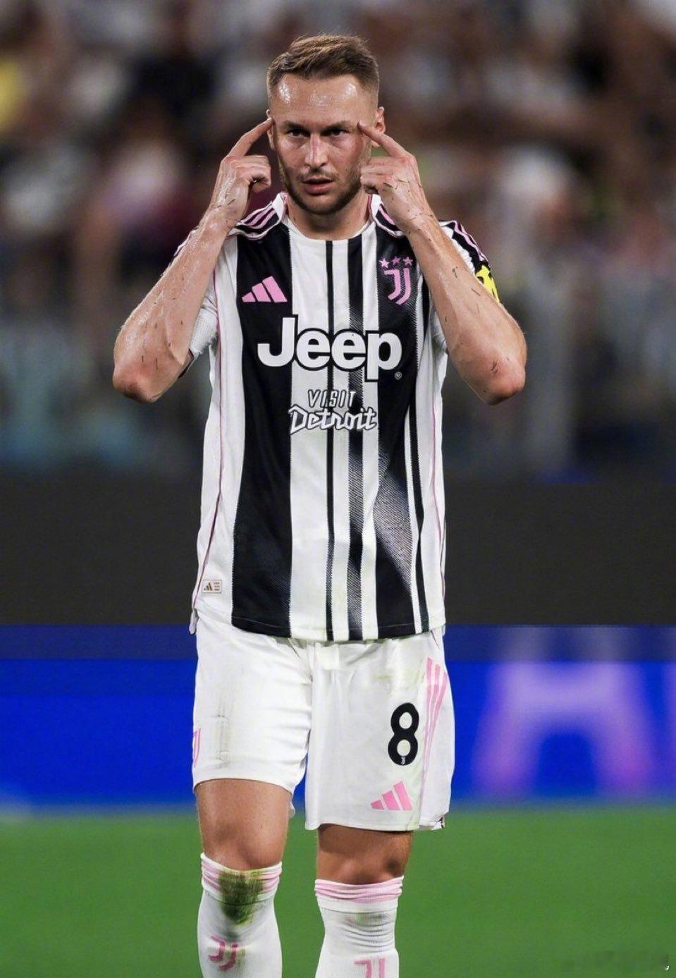 【位置飘忽不定】《米兰体育报》：27岁的库普梅纳斯在去年夏天从亚特兰大转会尤文图