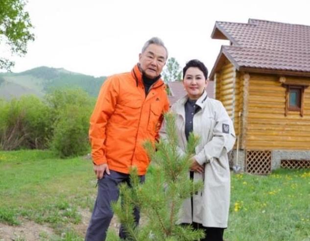 王毅外长访问蒙古国，和蒙古外长巴特策策格的几张合影，引发蒙古国民众的惊叹：中国的